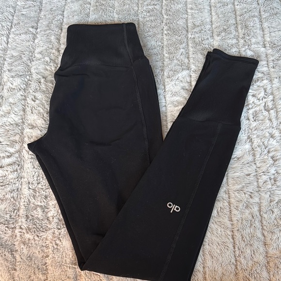 ALO Yoga | HIGH-WAIST ALOSOFT LOUNGE LEGGINGS Black | XS - Picture 2 of 3